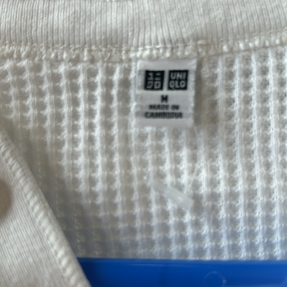 Adult Medium Uniqlo long sleeve white waffle pattern three button shirt - Picture 3 of 3